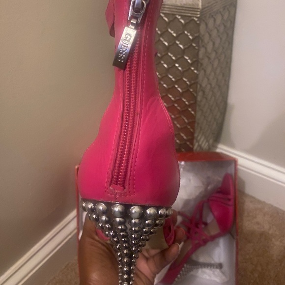 Guess - Picture 2 of 3